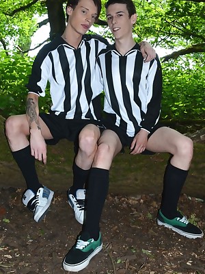 Cricket pitch Forest Lark Gets A handful of Brit Boys Revel in Their Kits & Procure Hot Deceitfully Suck-&-Fuck Action! Featuring Simon De Lany